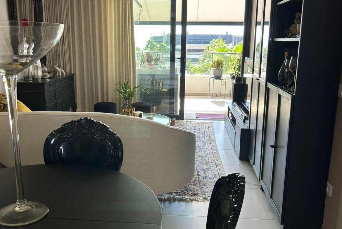 ÁTICO EN PLAYA FLAMENCA CON SOLARIUM PRIVADO. 2 DORM. 2 BAÑOS. 80 M2 DE SUPERFICIE. PISCINAS COMUN.
