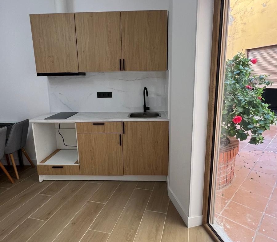 REFORMADO ESTUDIO A 300 METROS DE PLAYA LA MATA. CON SUPERFICIE 32 M2.