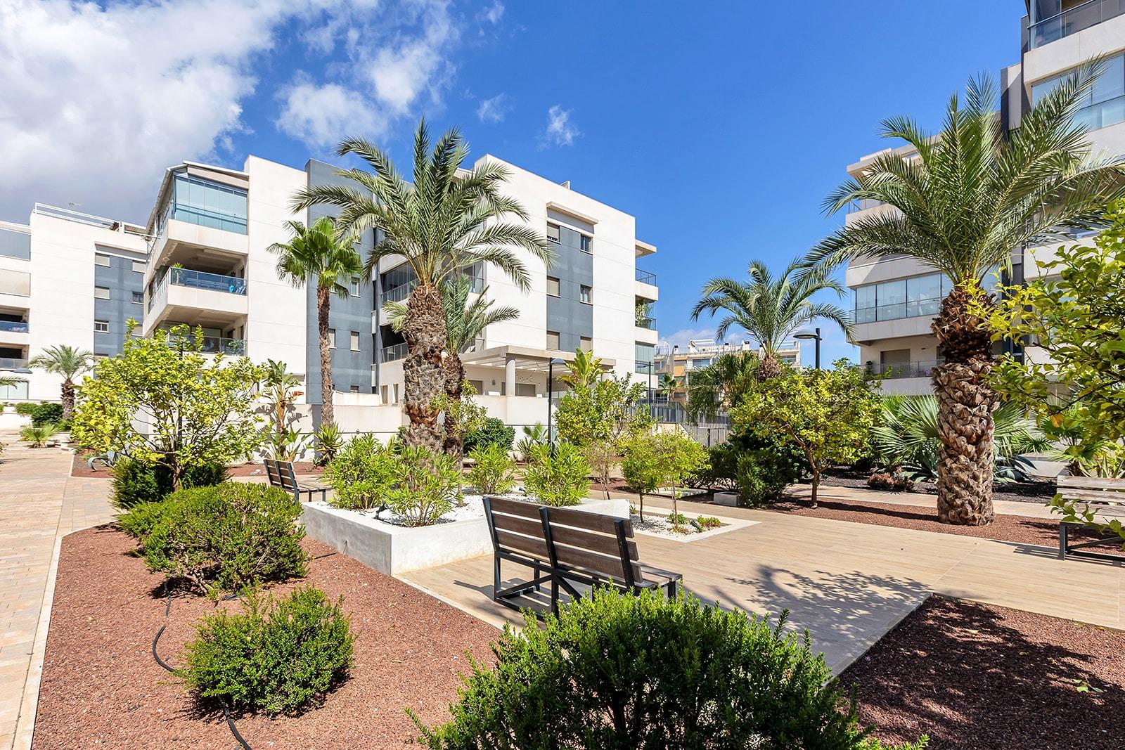 3-3-195 APARTAMENTO EN RESIDENCIAL GREEN HILS DE 2 DORM. 2 BAÑOS. PARKING INCLUIDO. PISCINA. GYM. SUPERFICIE 93 M2.