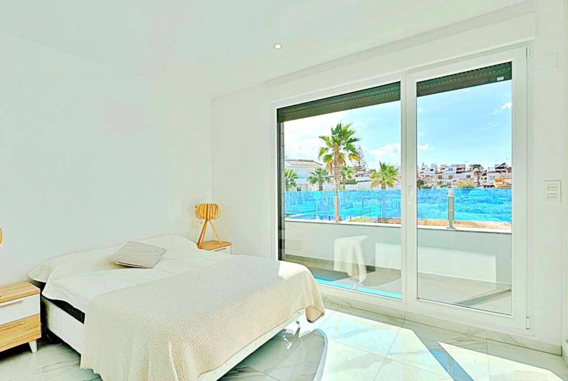 BUNGALOW EN LOS BALCONES CON ENORME SOLARIUM. 3 DORM. 3 BAÑOS. 113 M2 SUPERFICIE. PISCINA COMUNITARIA.