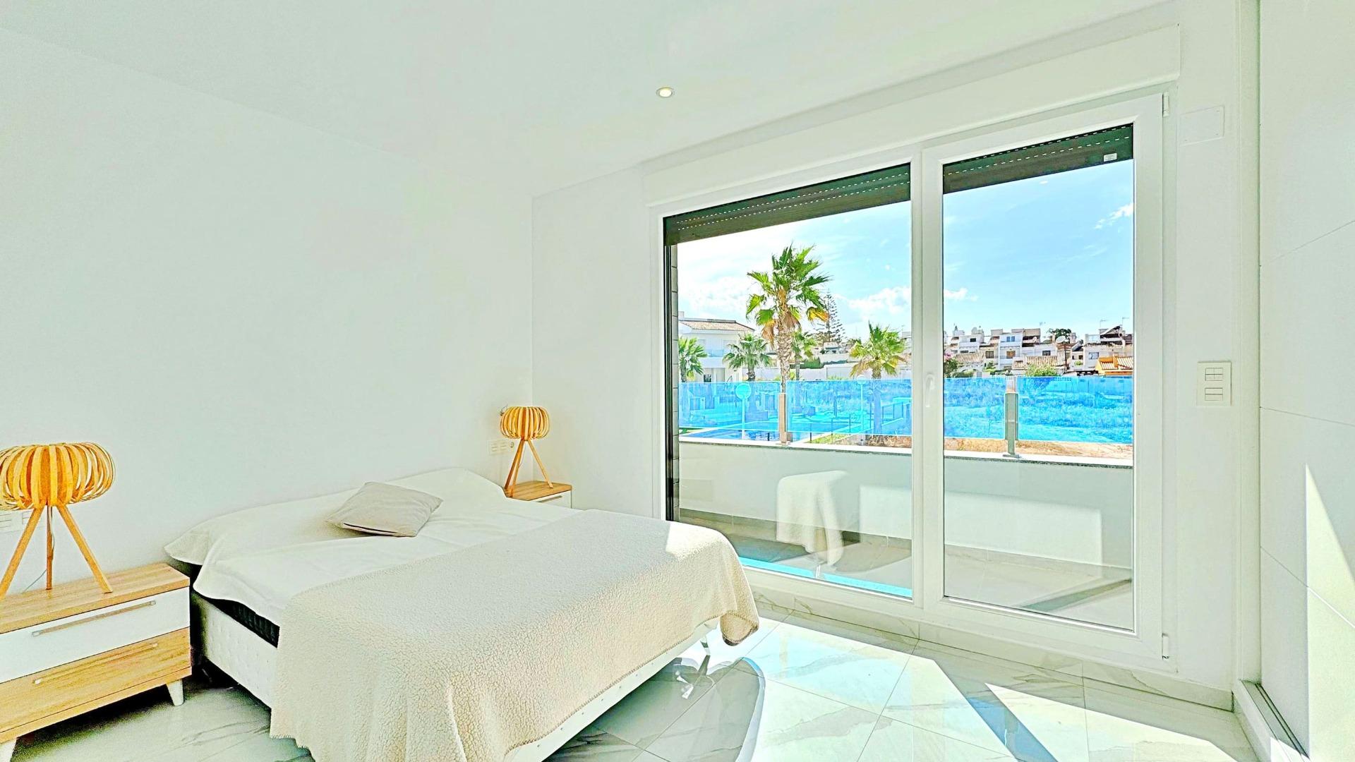 BUNGALOW EN LOS BALCONES CON ENORME SOLARIUM. 3 DORM. 3 BAÑOS. 113 M2 SUPERFICIE. PISCINA COMUNITARIA.