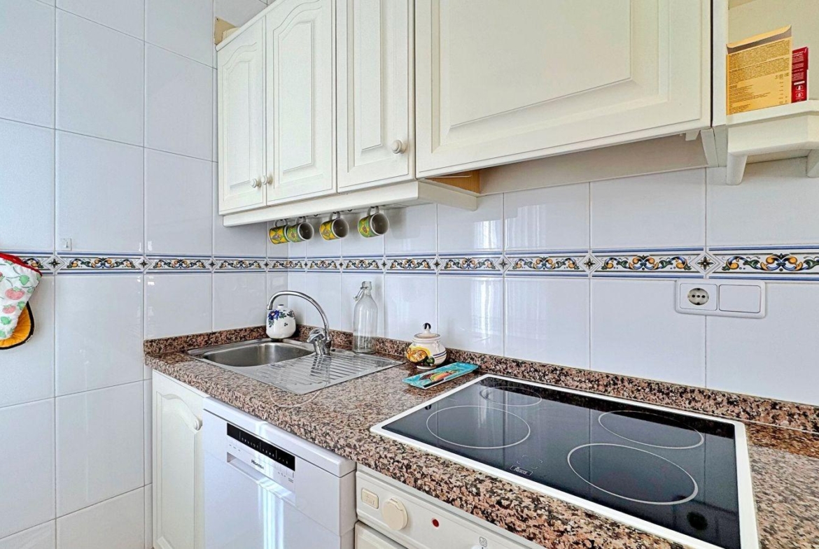 BUNGALOW PLANTA ALTA CON SOLARIUM DE 30 M2 Y A 650 METROS DE PLAYA LA ZENIA. 2 DORM. 1 BAÑO. PISCINA COMUNITARIA.