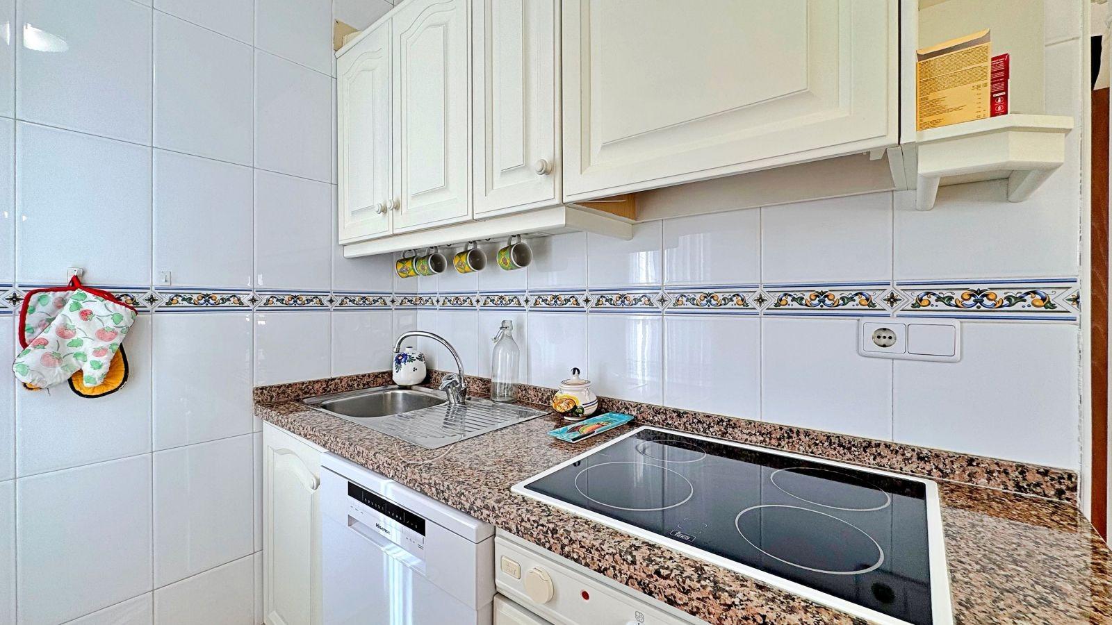 BUNGALOW PLANTA ALTA CON SOLARIUM DE 30 M2 Y A 650 METROS DE PLAYA LA ZENIA. 2 DORM. 1 BAÑO. PISCINA COMUNITARIA.
