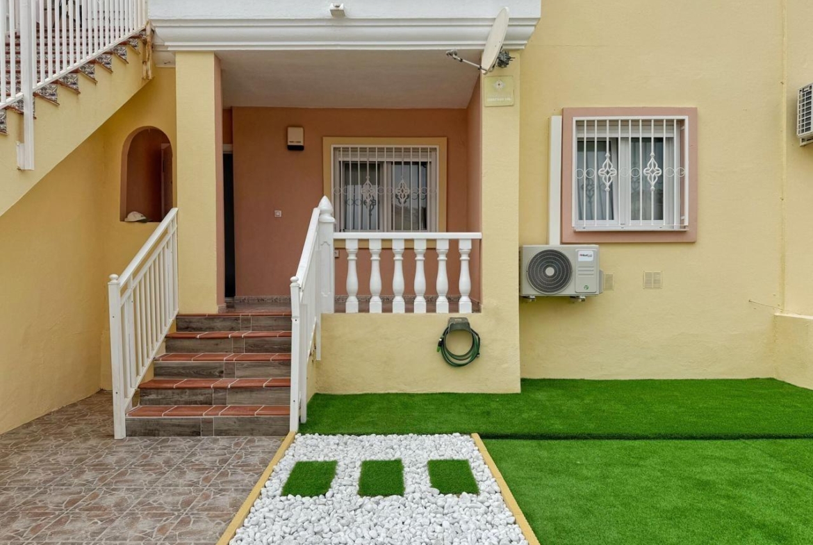 REFORMED GROUND FLOOR BUNGALOW IN ORIHUELA COSTA WITH A PLOT OF 68 M2. 3 BEDROOMS. 1 BATHROOM. COMMUNITY POOL. SURFACE AREA 69 M2.