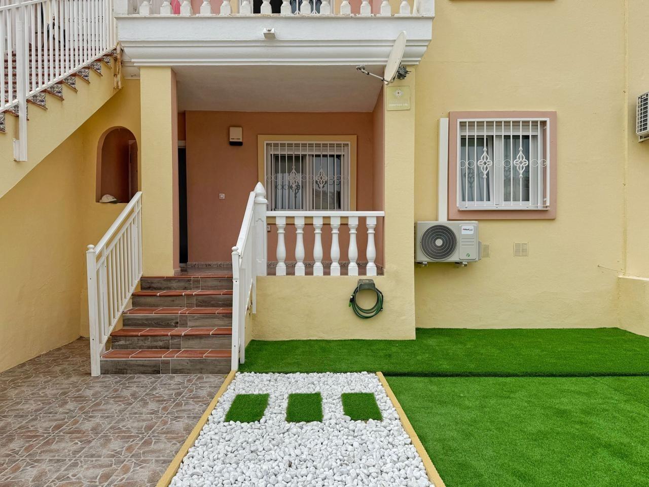 REFORMED GROUND FLOOR BUNGALOW IN ORIHUELA COSTA WITH A PLOT OF 68 M2. 3 BEDROOMS. 1 BATHROOM. COMMUNITY POOL. SURFACE AREA 69 M2.