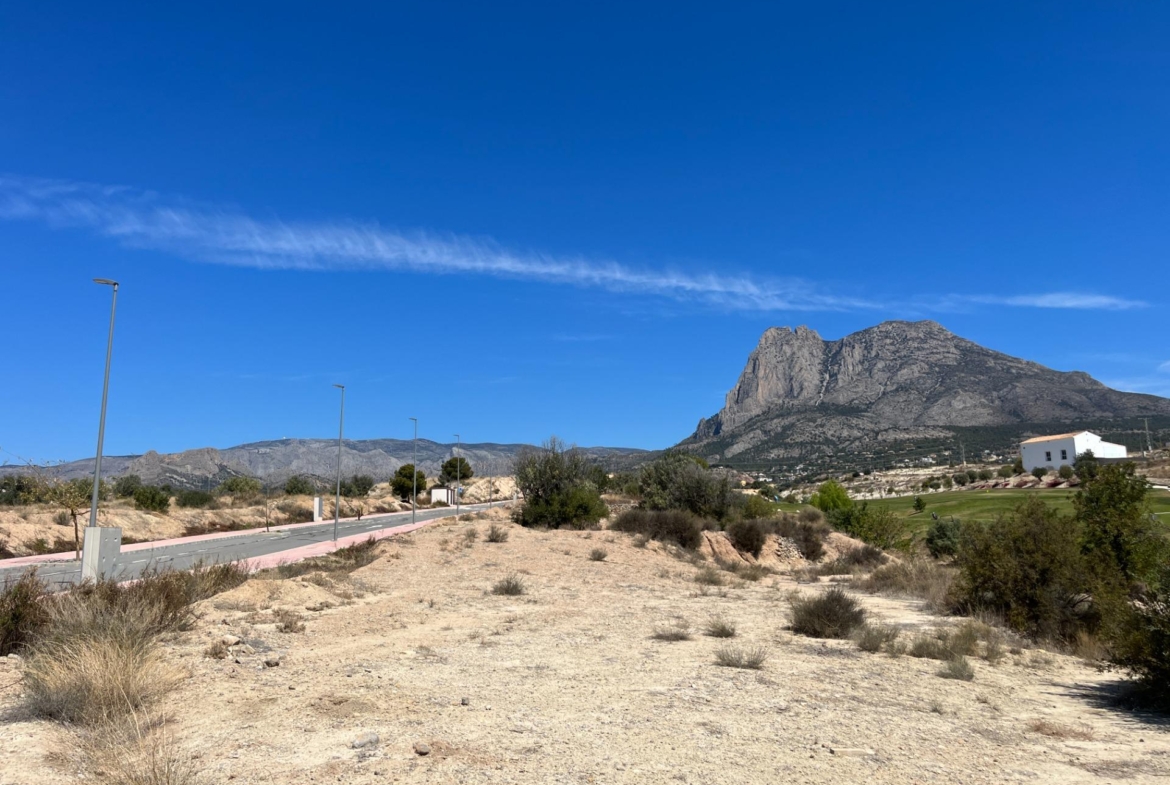 Parcela edificable junto a Puig Campana Golf
