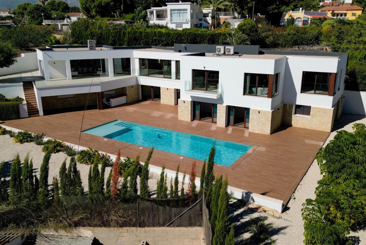 “Stunning Villa with scenic views to the sea and valle  in Altea”