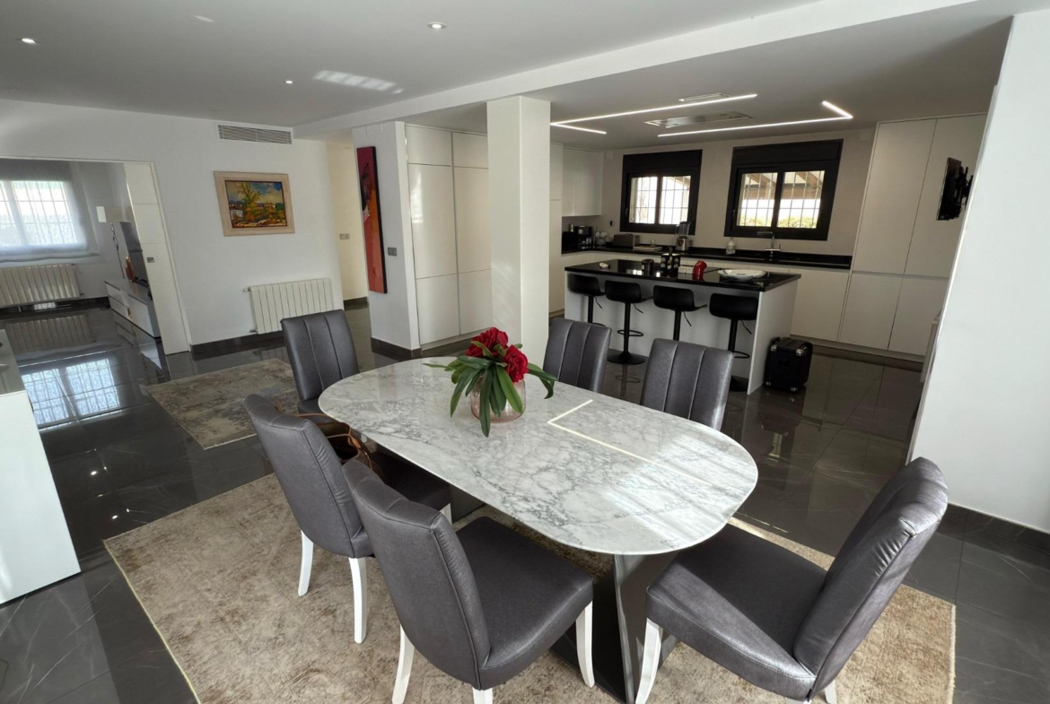 Detached villa with private pool and large plot