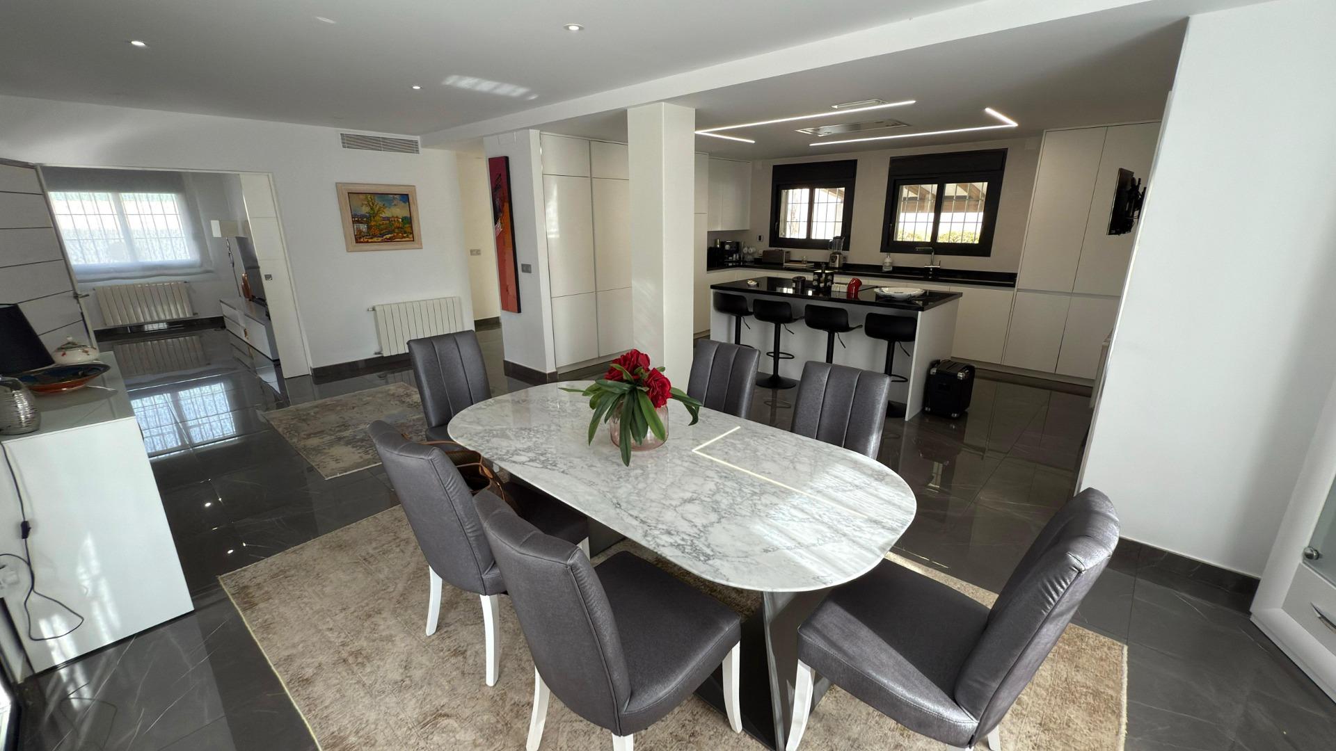 3-30-31 Detached villa with private pool and large plot
