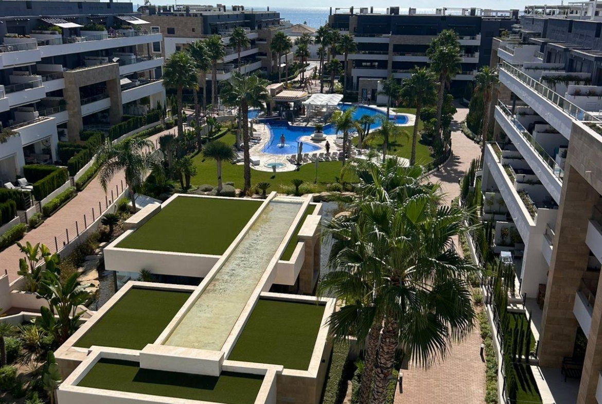 ÁTICO EN PLAYA FLAMENCA CON SOLARIUM PRIVADO. 2 DORM. 2 BAÑOS. 80 M2 DE SUPERFICIE. PISCINAS COMUN.