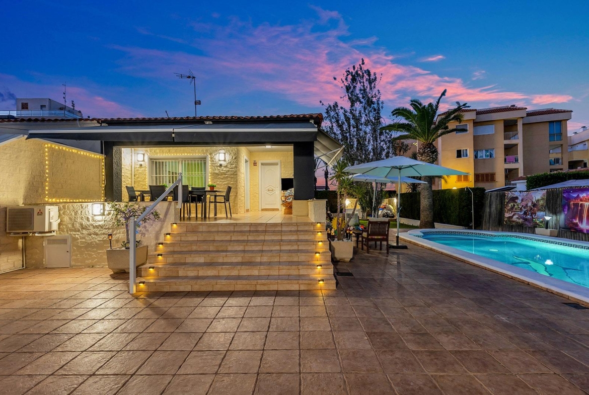 VILLA EN PUNTA PRIMA A 100 METROS DE PLAYA CON SUPERFICIE 212 M2. CON PARCELA DE 442 M2. CON PISCINA PRIVADA.