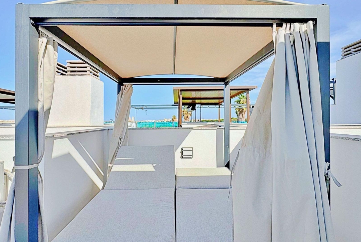 BUNGALOW EN LOS BALCONES CON ENORME SOLARIUM. 3 DORM. 3 BAÑOS. 113 M2 SUPERFICIE. PISCINA COMUNITARIA.