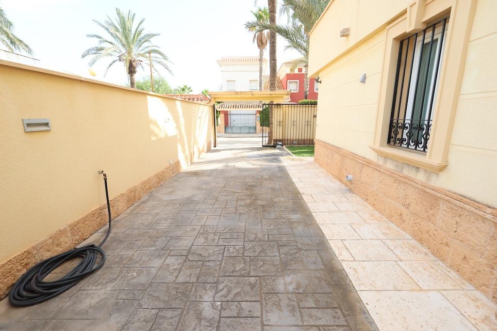 Cabo Roig Vrijstaande villa op een hoek grond van 415 m2 met twee straten