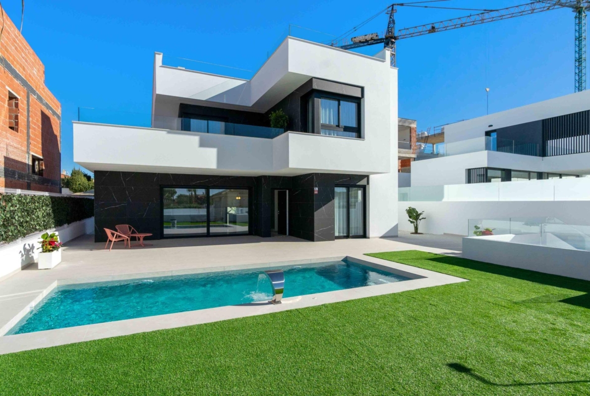 LUXURY VILLAS. NEW CONSTRUCTION. PILOT FLAT DONE.