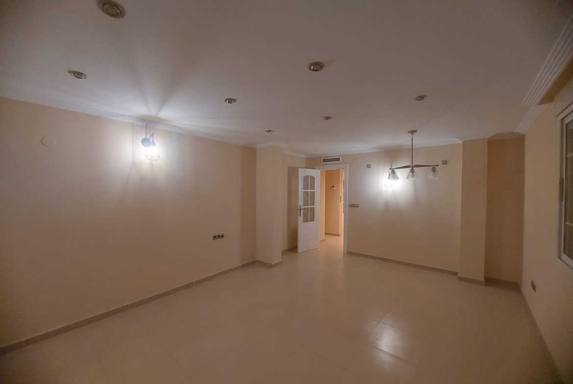 EDIFICIO EN ORIHUELA CIUDAD. 3 DORM. 2 BAÑOS. GARAJE. TRASTEROS