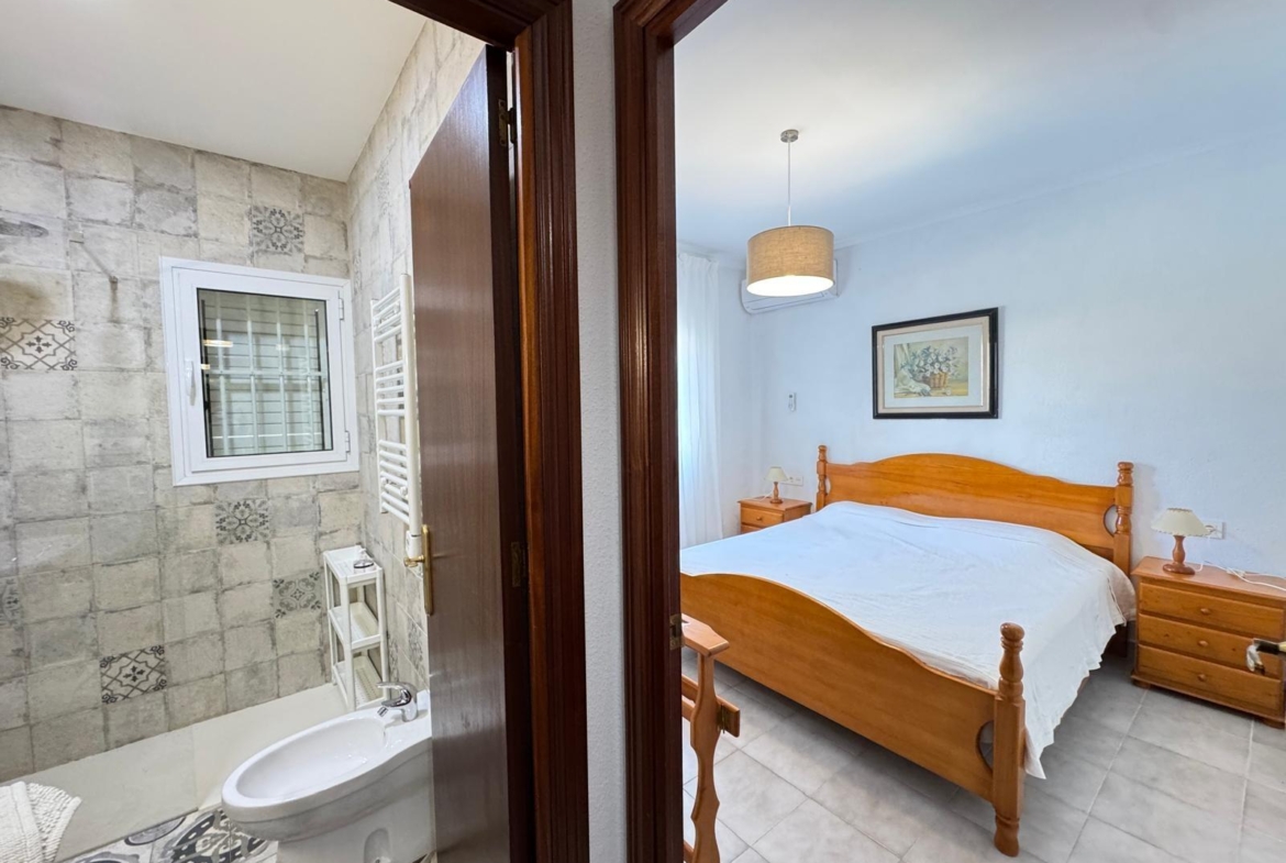 VILLA EN CABO ROIG A 800 METROS DE LA PLAYA CON PARCELA DE 890 M2. 3 DORM. 2 BAÑOS. PISCINA PRIVADA.