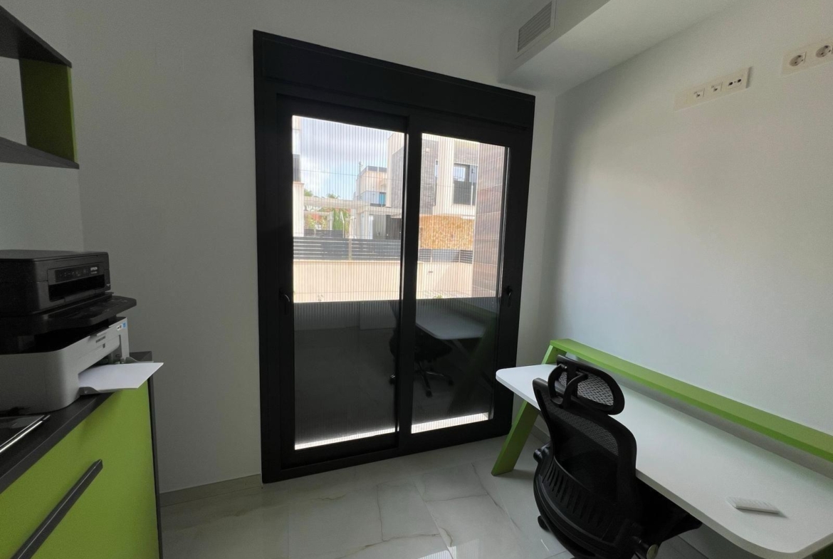 VILLA DE LUJO EN LOMAS DE CABO ROIG CON PISCINA PRIVADA Y PARCELA DE 200 M2. 3 DORM. 3 BAÑOS.