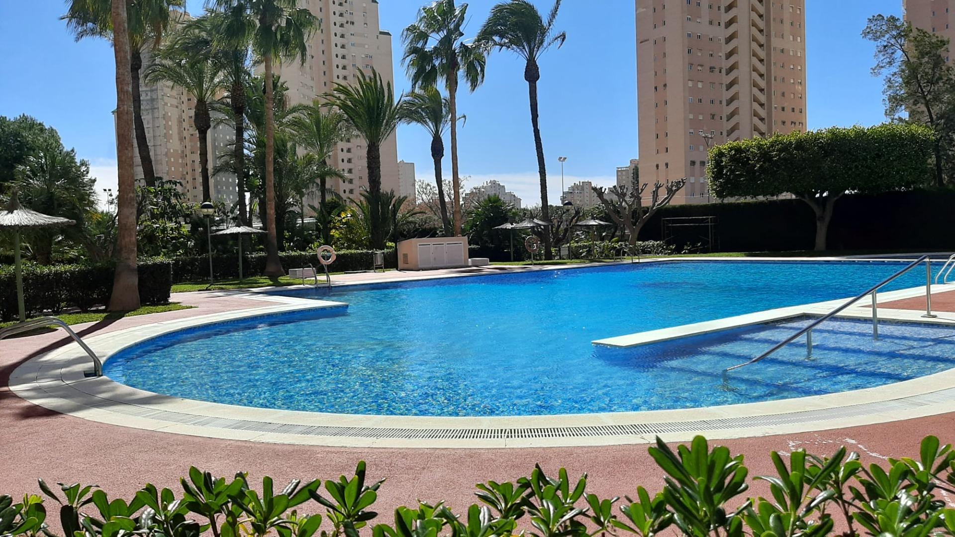 Excepcional piso en 2ª línea en playa Muchavista con vistas panorámicas al mar y a la montaña
