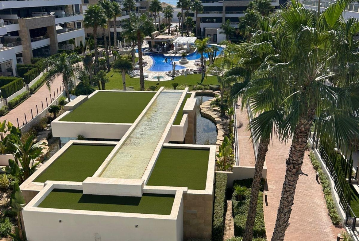 ÁTICO EN PLAYA FLAMENCA CON SOLARIUM PRIVADO. 2 DORM. 2 BAÑOS. 80 M2 DE SUPERFICIE. PISCINAS COMUN.