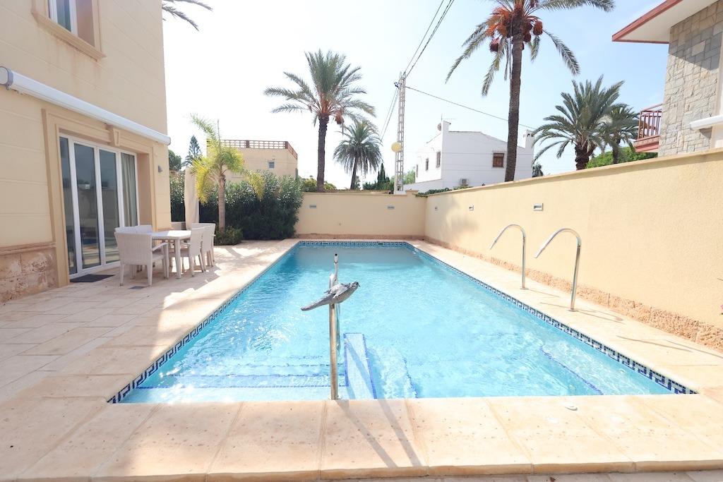 Cabo Roig Vrijstaande villa op een hoek grond van 415 m2 met twee straten