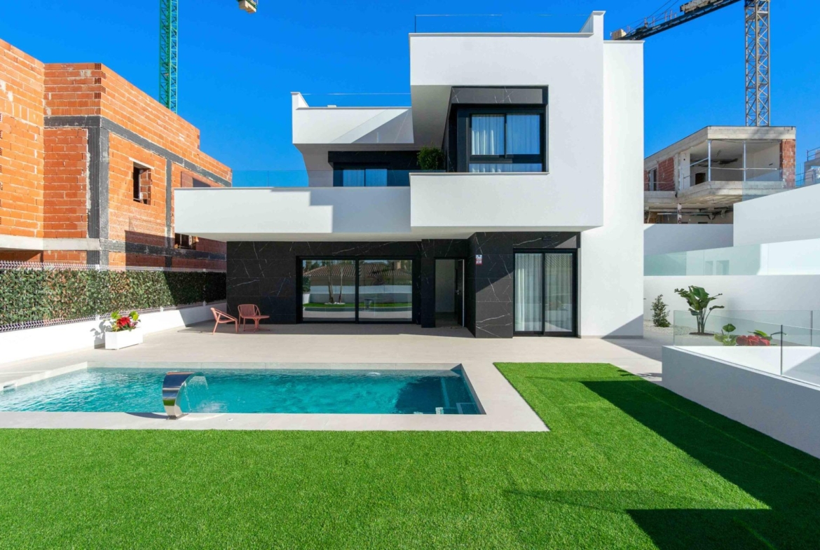 LUXURY VILLAS. NEW CONSTRUCTION. PILOT FLAT DONE.