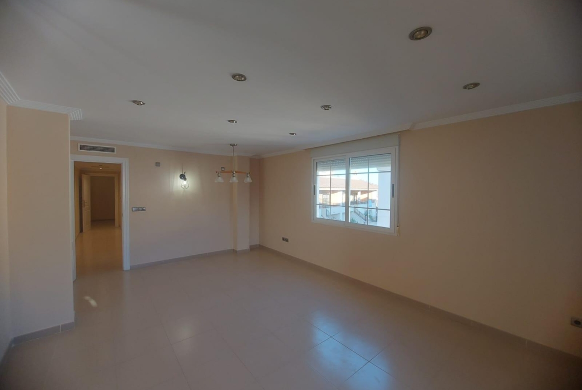 EDIFICIO EN ORIHUELA CIUDAD. 3 DORM. 2 BAÑOS. GARAJE. TRASTEROS