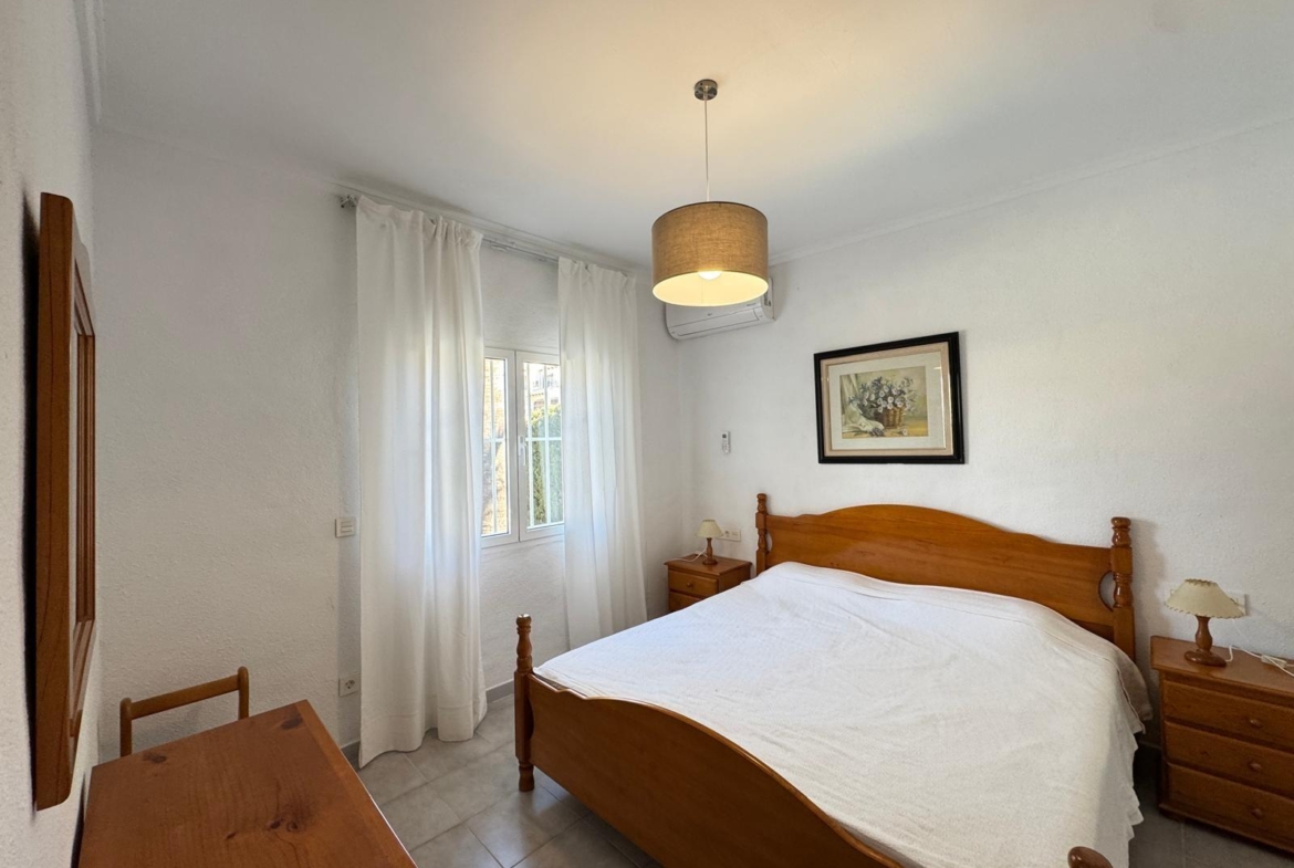 VILLA EN CABO ROIG A 800 METROS DE LA PLAYA CON PARCELA DE 890 M2. 3 DORM. 2 BAÑOS. PISCINA PRIVADA.