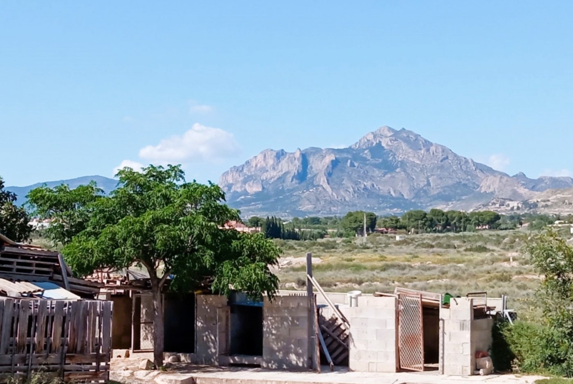 INDEPENDENT VILLA OF 500M2 – LAND OF 10,000M2 NEXT TO BONALBA – MUCHAMIEL