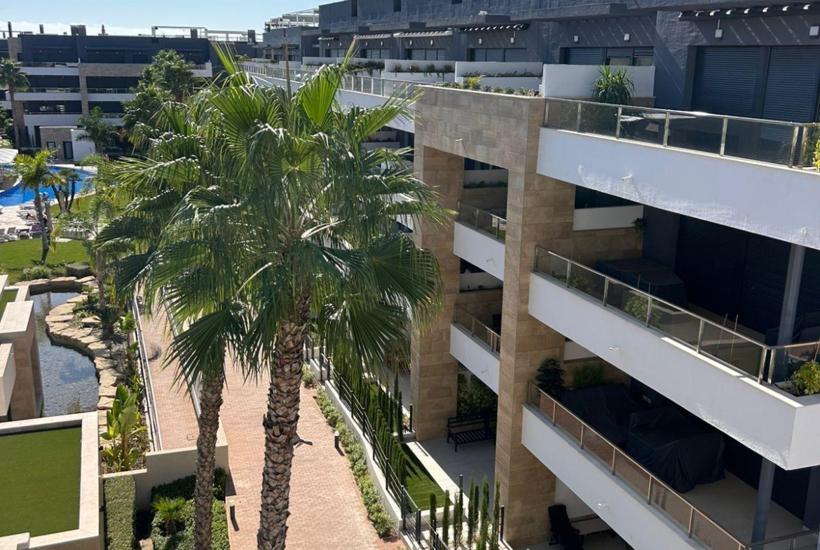 ÁTICO EN PLAYA FLAMENCA CON SOLARIUM PRIVADO. 2 DORM. 2 BAÑOS. 80 M2 DE SUPERFICIE. PISCINAS COMUN.