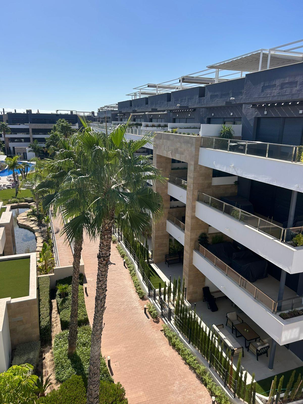 3-32-51 ÁTICO EN PLAYA FLAMENCA CON SOLARIUM PRIVADO. 2 DORM. 2 BAÑOS. 80 M2 DE SUPERFICIE. PISCINAS COMUN.