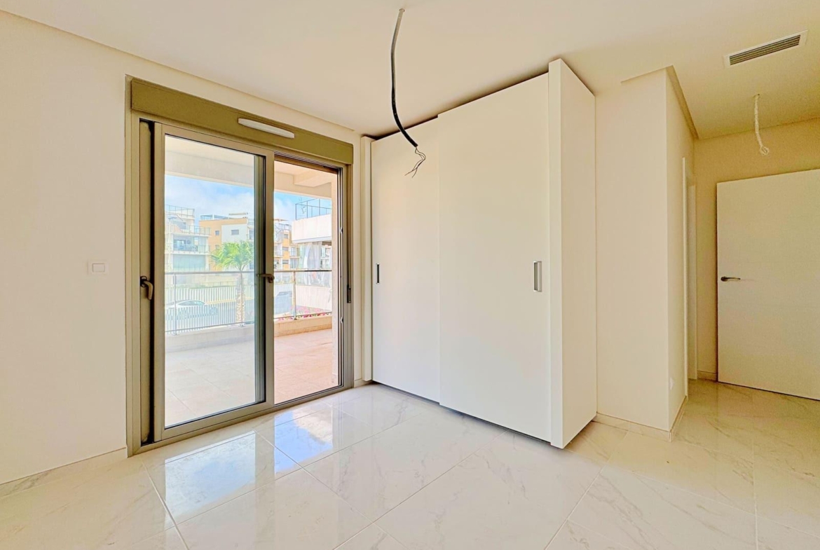 APARTAMENTO EN RESIDENCIAL GREEN HILS DE 2 DORM. 2 BAÑOS. PARKING INCLUIDO. PISCINA. GYM. SUPERFICIE 93 M2.