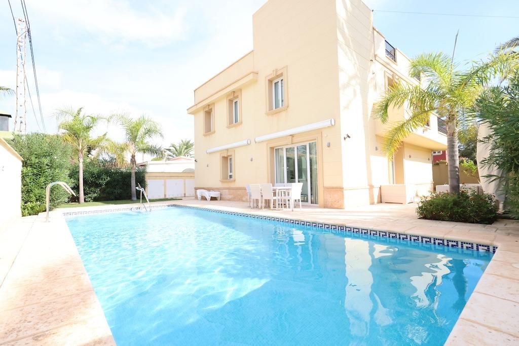 Cabo Roig Vrijstaande villa op een hoek grond van 415 m2 met twee straten