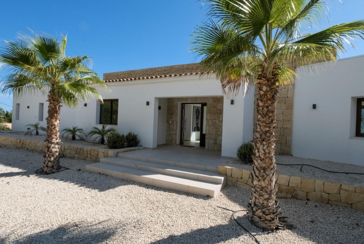 “Stunning Villa with scenic views to the sea and valle  in Altea”