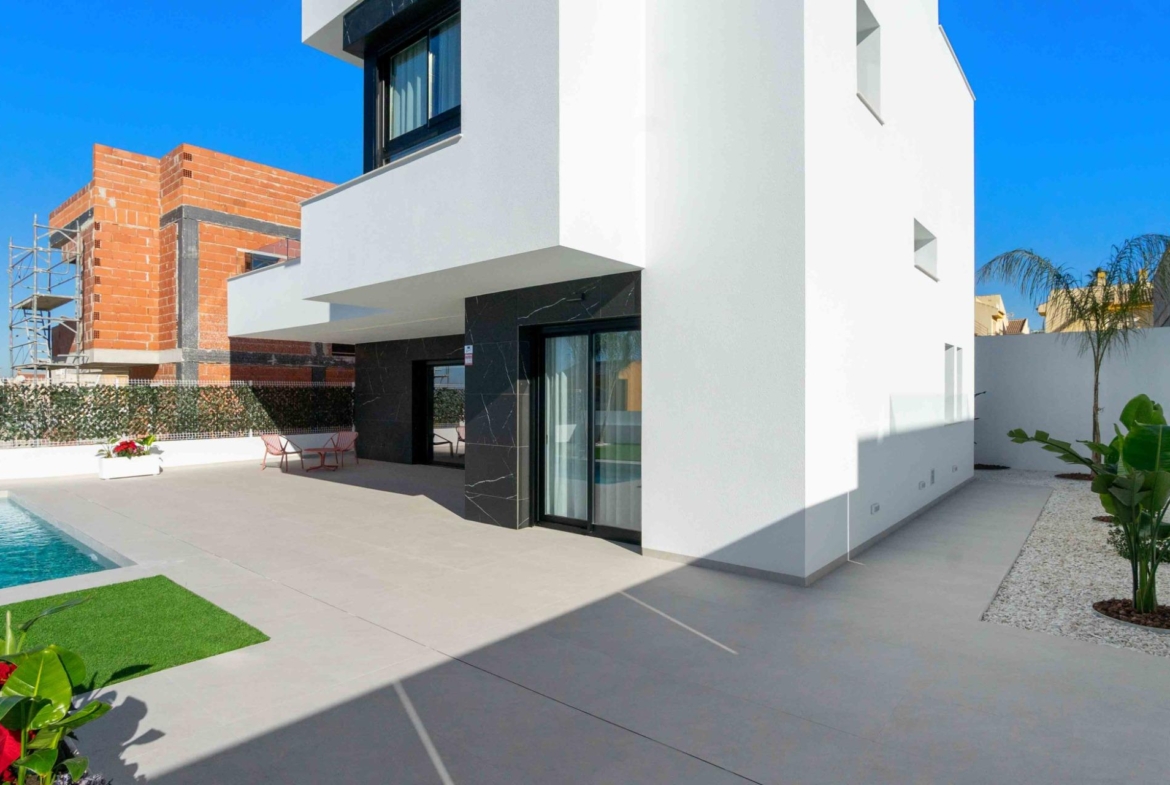 LUXURY VILLAS. NEW CONSTRUCTION. PILOT FLAT DONE.