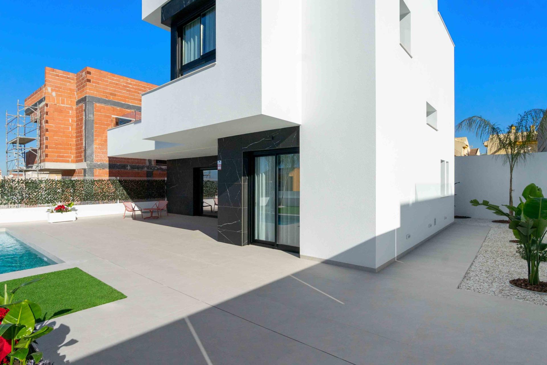 LUXURY VILLAS. NEW CONSTRUCTION. PILOT FLAT DONE.
