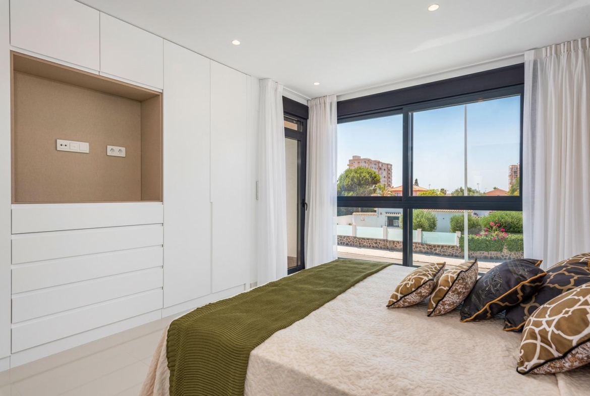 OBRA NUEVA EN LA MANGA. VILLA DE LUJO. 3 DORM. 3 BAÑOS. 440 PARCELA. PISCINA PROPIA.PLAYA A 350M