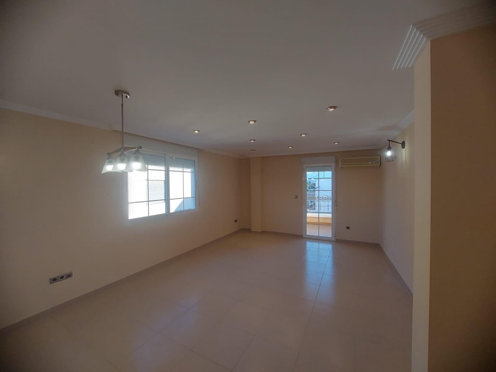 3-33-25 EDIFICIO EN ORIHUELA CIUDAD. 3 DORM. 2 BAÑOS. GARAJE. TRASTEROS
