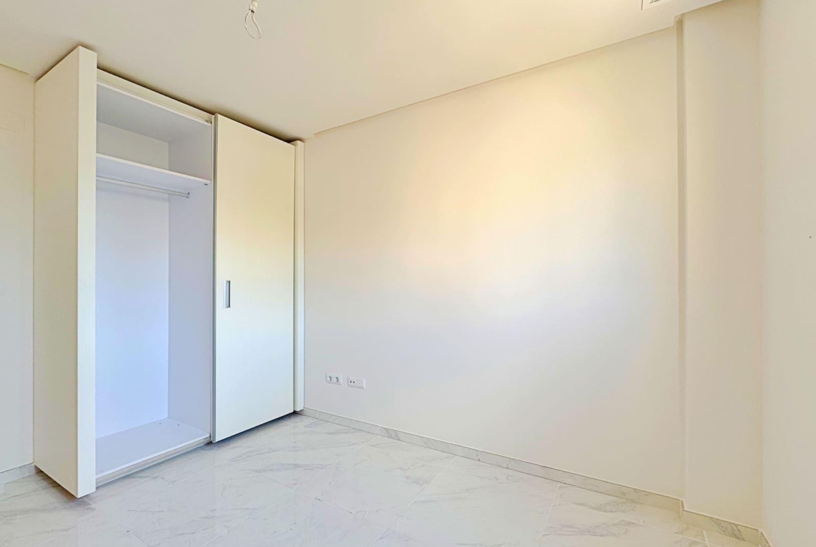 APARTAMENTO EN RESIDENCIAL GREEN HILS DE 2 DORM. 2 BAÑOS. PARKING INCLUIDO. PISCINA. GYM. SUPERFICIE 93 M2.
