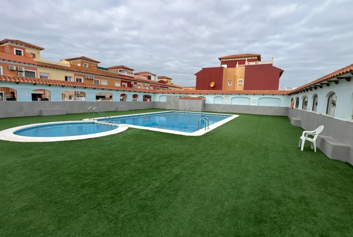 🏡 Your lakeside home with ☀️ solarium and 🌿 private garden in Torrevieja!
