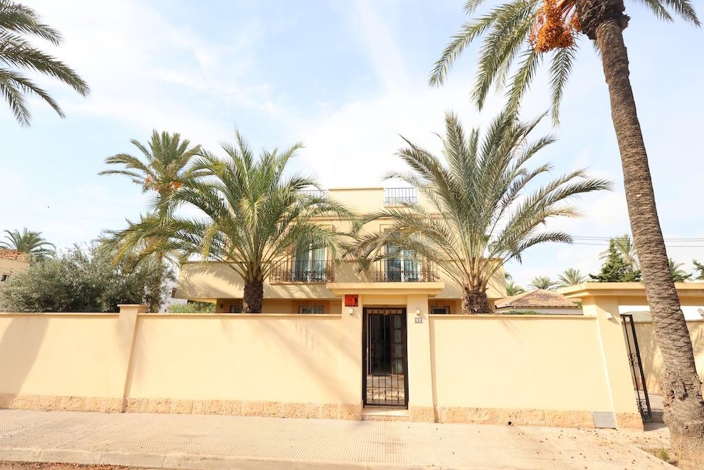 Cabo Roig Vrijstaande villa op een hoek grond van 415 m2 met twee straten