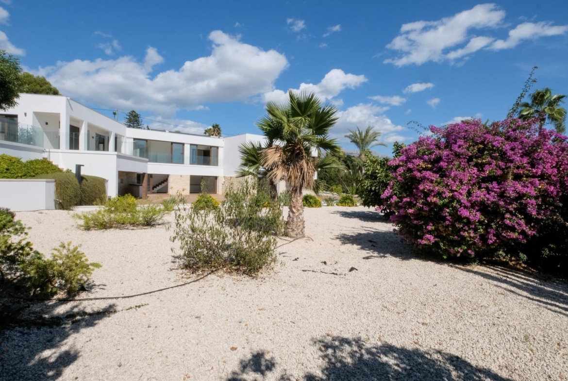 “Stunning Villa with scenic views to the sea and valle  in Altea”