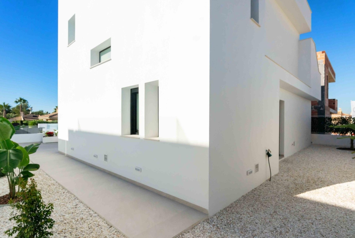 LUXURY VILLAS. NEW CONSTRUCTION. PILOT FLAT DONE.