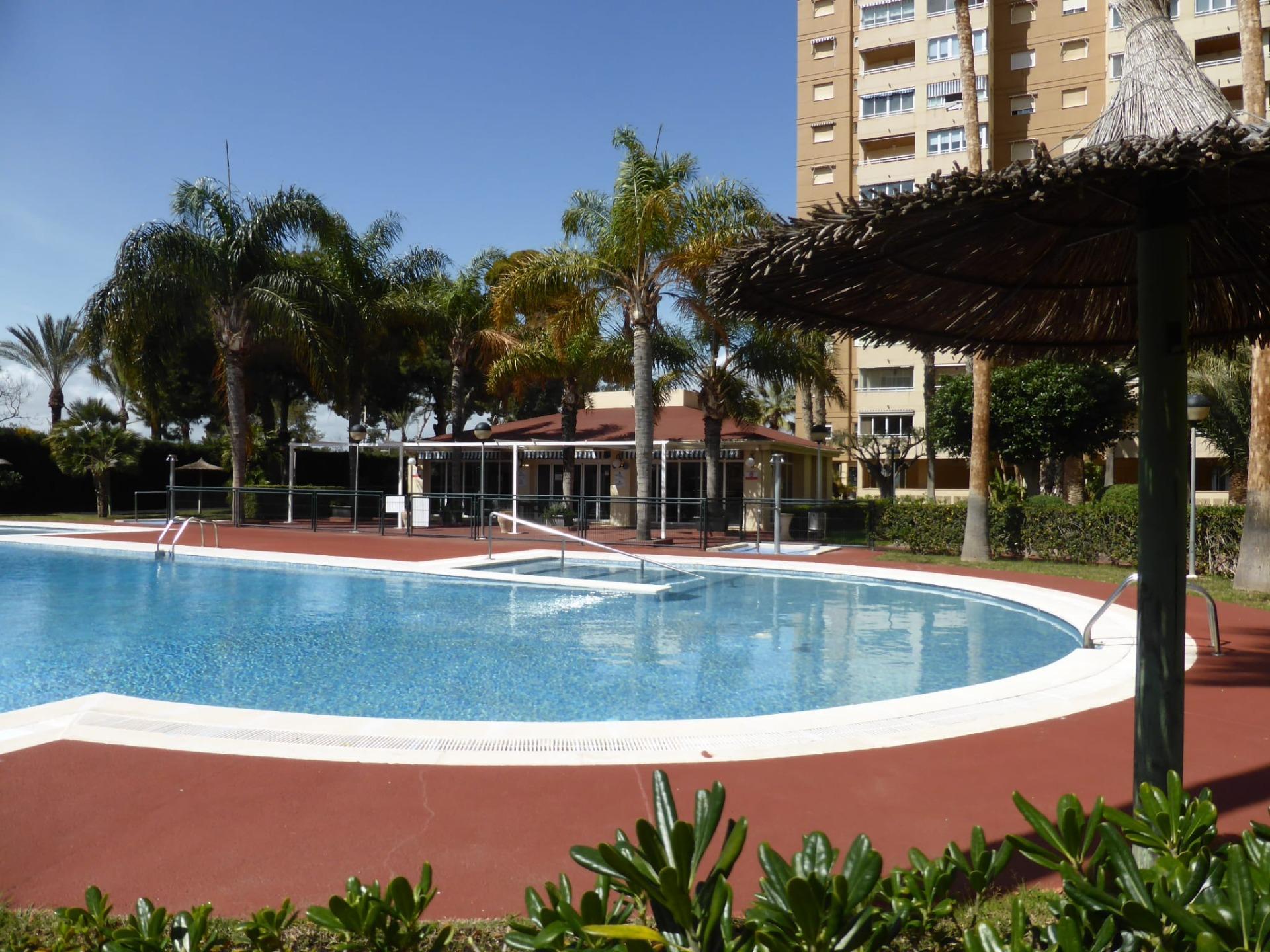 Excepcional piso en 2ª línea en playa Muchavista con vistas panorámicas al mar y a la montaña