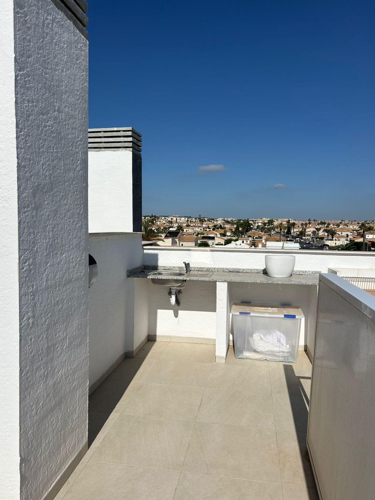 3-34-46 ÁTICO EN PLAYA FLAMENCA CON SOLARIUM PRIVADO. 2 DORM. 2 BAÑOS. 80 M2 DE SUPERFICIE. PISCINAS COMUN.