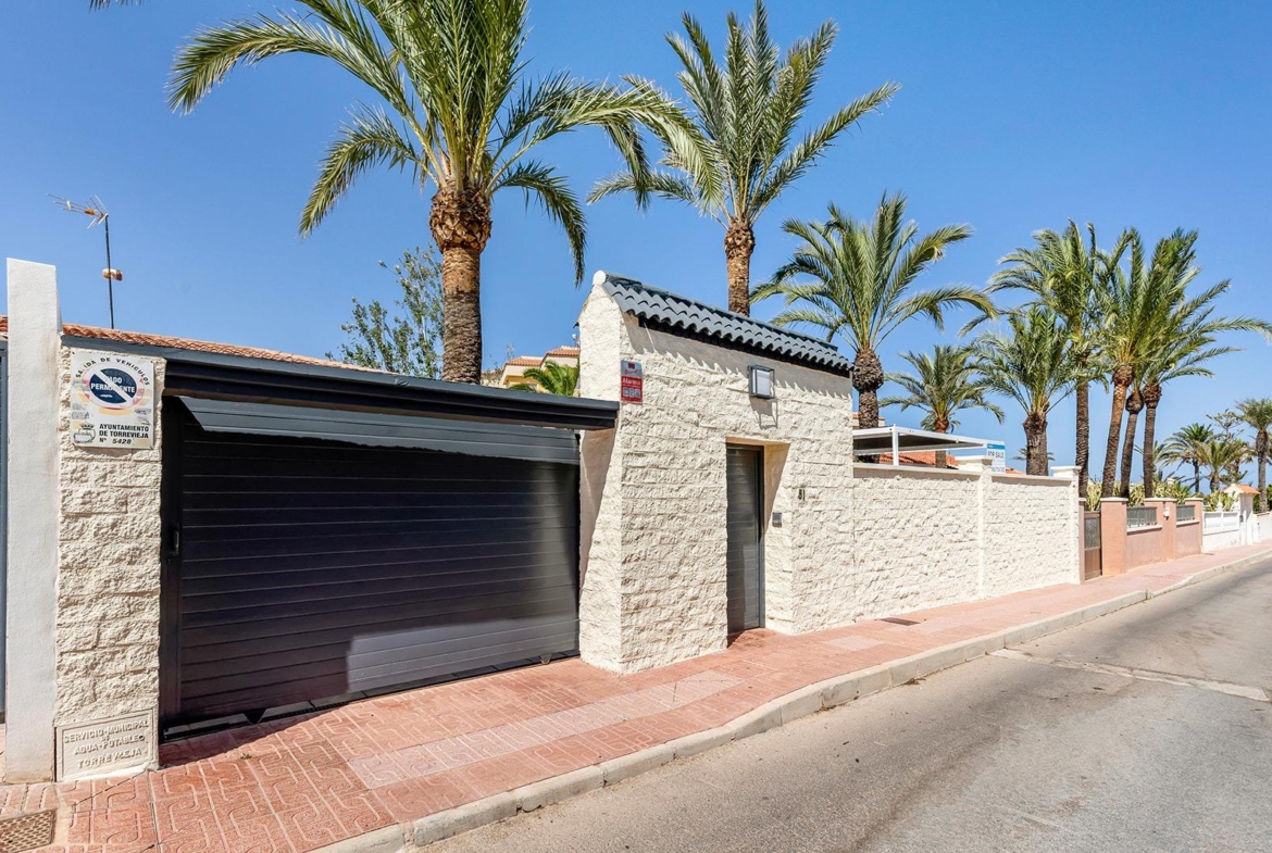 VILLA EN PUNTA PRIMA A 100 METROS DE PLAYA CON SUPERFICIE 212 M2. CON PARCELA DE 442 M2. CON PISCINA PRIVADA.