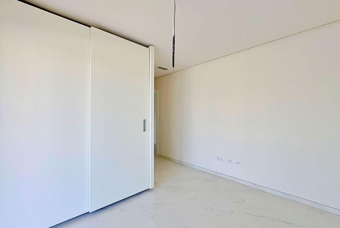 APARTAMENTO EN RESIDENCIAL GREEN HILS DE 2 DORM. 2 BAÑOS. PARKING INCLUIDO. PISCINA. GYM. SUPERFICIE 93 M2.