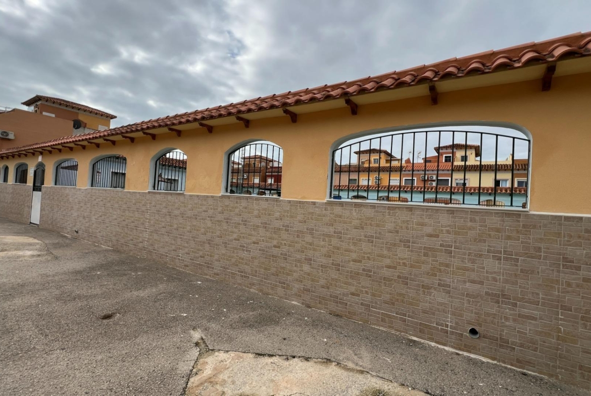 🏡 Your lakeside home with ☀️ solarium and 🌿 private garden in Torrevieja!
