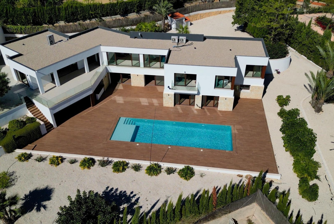 “Stunning Villa with scenic views to the sea and valle  in Altea”