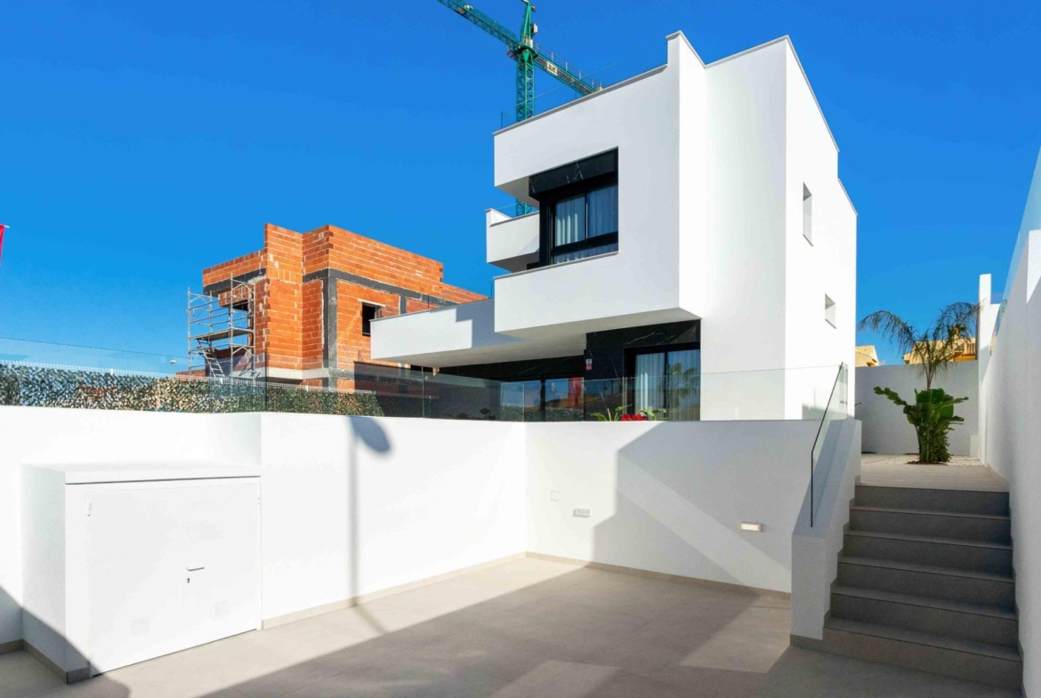 LUXURY VILLAS. NEW CONSTRUCTION. PILOT FLAT DONE.
