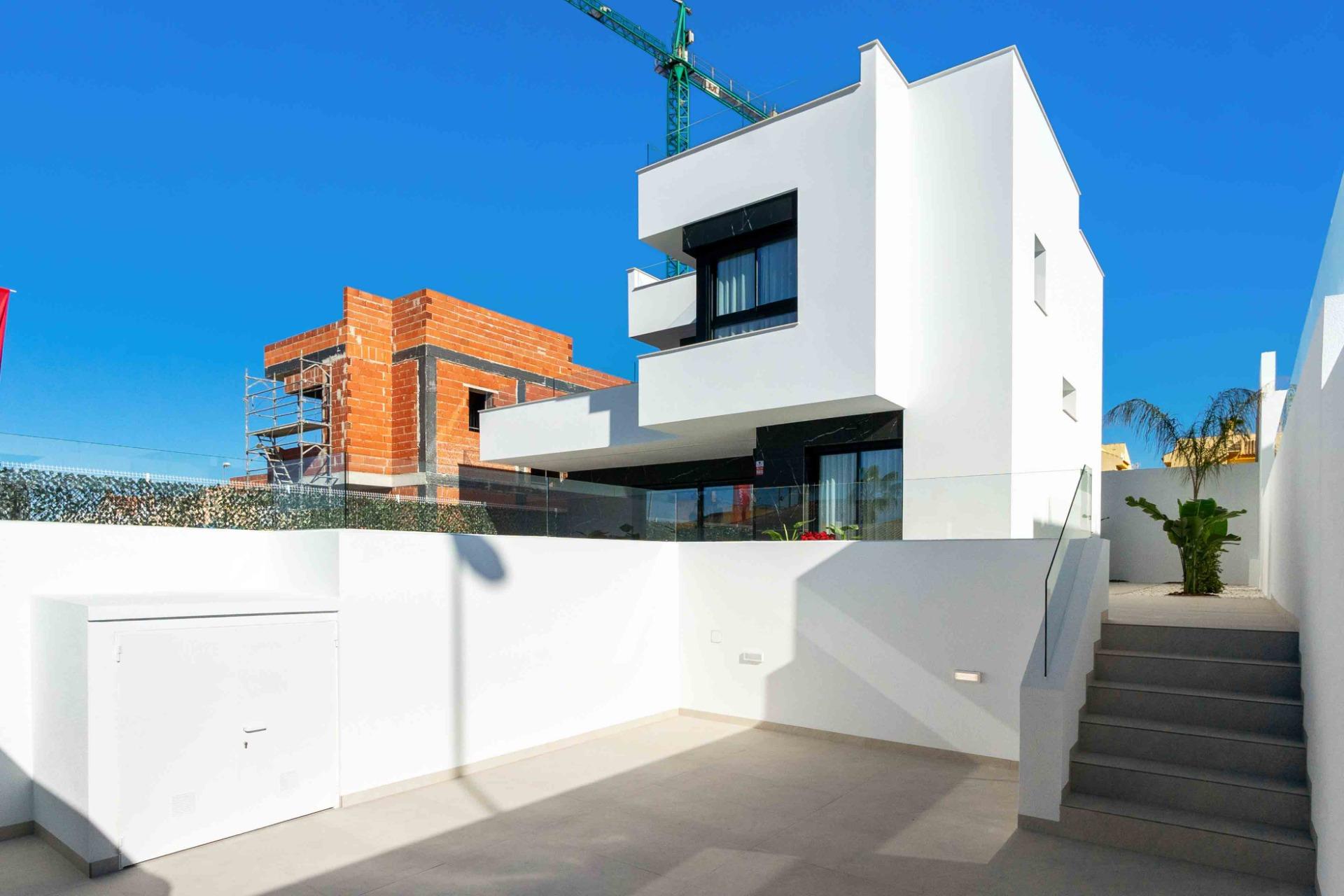 LUXURY VILLAS. NEW CONSTRUCTION. PILOT FLAT DONE.